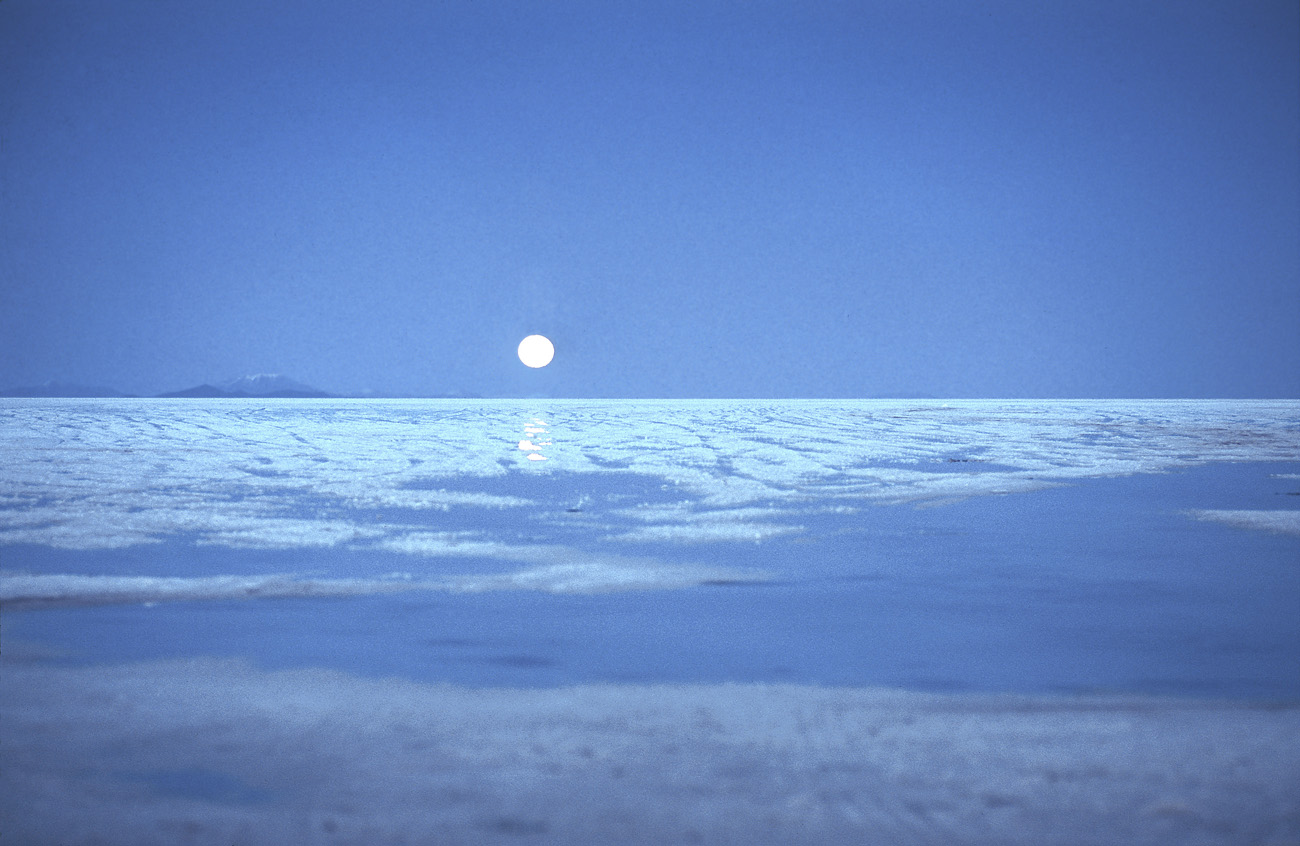 chi_4_03 coucher_de_lune.jpg - Uyuni salar d'Uyuni coucher de lune à l'aube